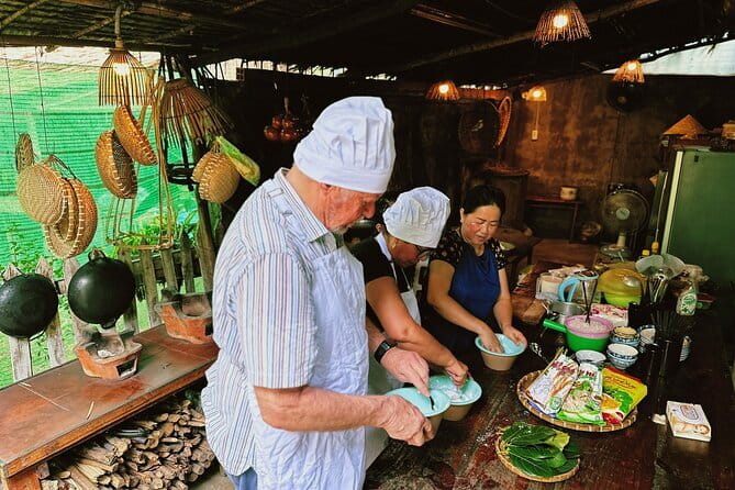 1 hour Egg Coffee Cooking Class with Snack and Local Instructor - Watching the decorated egg coffee demonstration