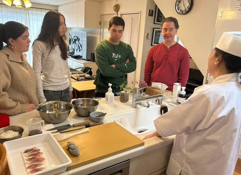 AKEMI's SUSHiKiTCHEN: A fun sushi cooking lesson in Tokyo - Starting with vinegar rice and sushi culture