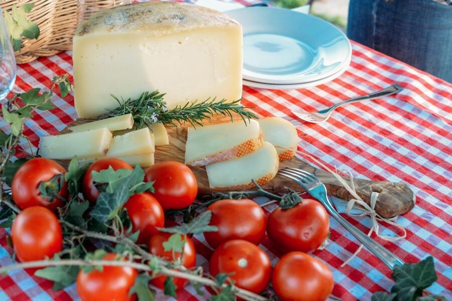 Alghero: Sardinian Home-Cooking Class and Meal - The aperitif: cold cuts, cheese, and local conversation