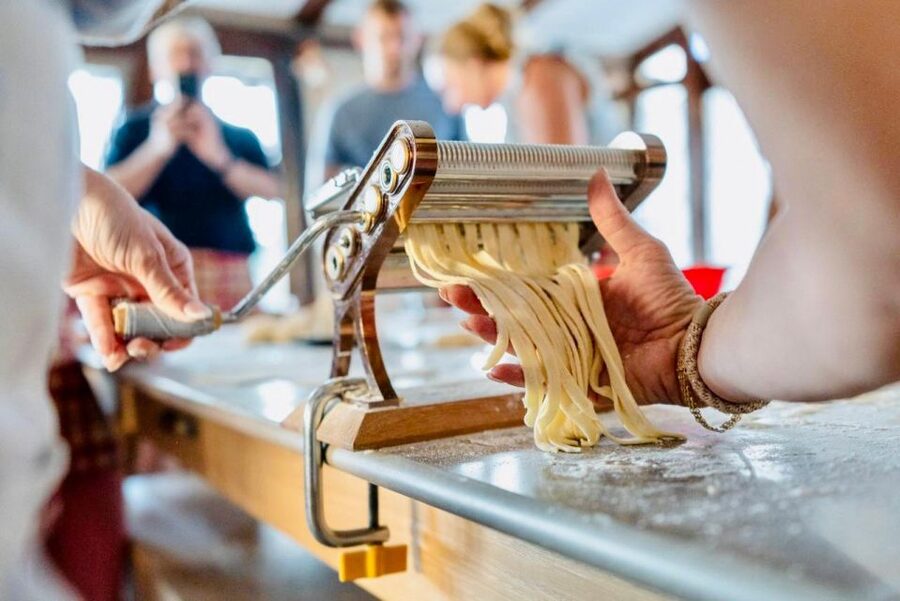 Amalfi: Mozzarella, Fettuccine, and Tiramisù Cooking Class - Key points at a glance