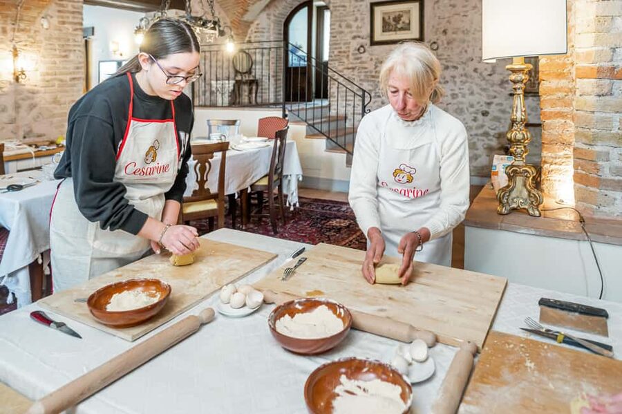 Assisi: Pasta Making Class with Mamma - Starting with prosecco and local nibbles