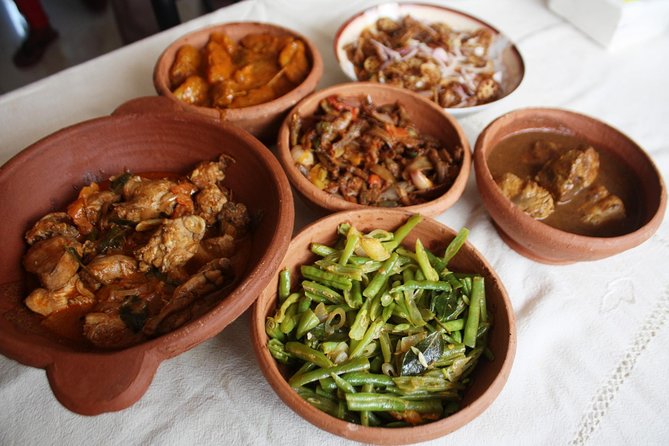 Authentic Sinhalese Cooking Class in Colombo with a Local Family - Cooking in Shasikala’s family kitchen