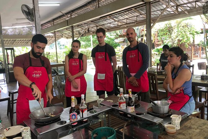 Authentic Thai Cooking Class and Farm Visit in Chiang Mai - From Chiang Mai streets to a quiet cooking farm