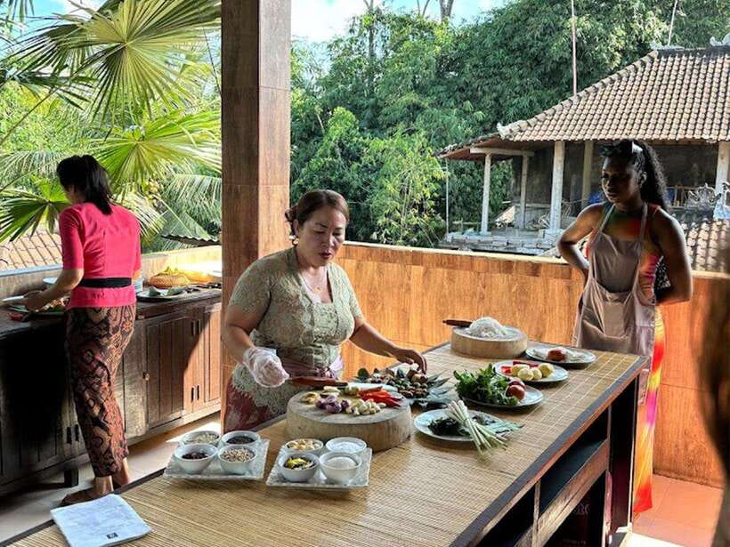 Balinese cooking class/Go shopping at the market, cook, eat - What happens in the afternoon session