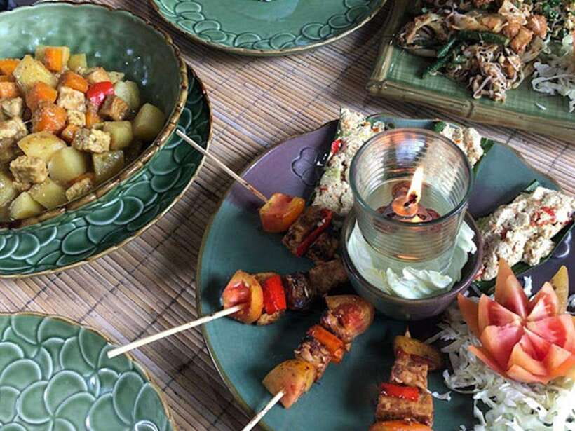 Balinese cooking class/Go shopping at the market, cook, eat - A relaxed cooking setup with real participation