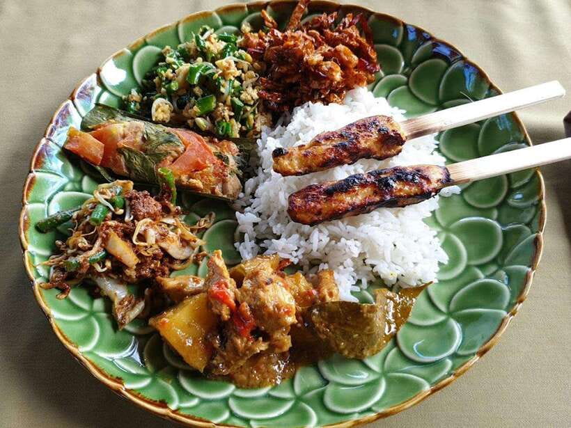 Balinese cooking class/Go shopping at the market, cook, eat - Hotel transfers cover much of southern Bali and Ubud