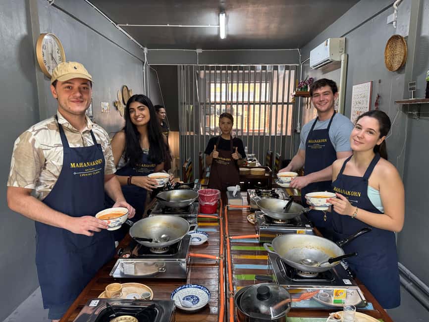 Bangkok: Authentic Thai Cooking Class with Local Host - Meeting Joyce and seeing the ingredients