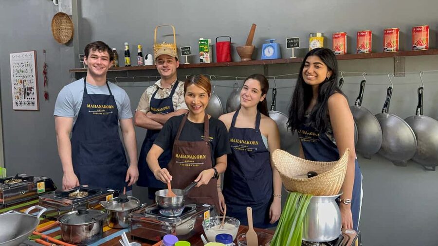 Bangkok: Authentic Thai Cooking Class with Local Host - Arriving near Wat Pak Nam