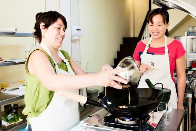 Bangkok: Maliwan Thai Cooking Class with Market Tour - Meeting at the Banglumphu cooking school