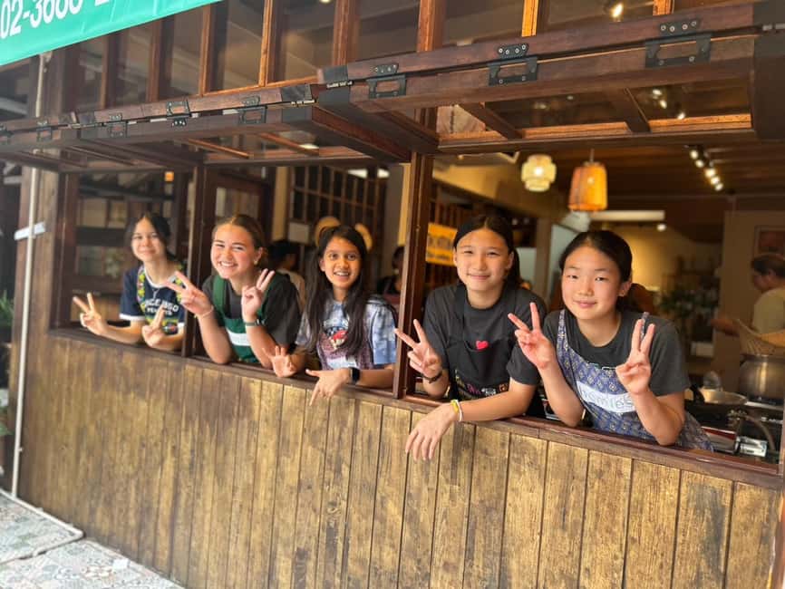 Bangkok: Thai Cooking Class With 4 Dishes & Thai Drink - What the hands-on format is like