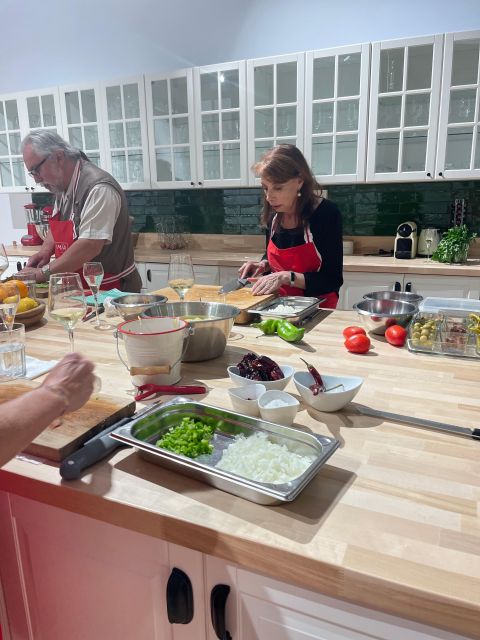 Bilbao: Basque Pintxos and Tapas Cooking Class - Timing, drinks, and practical details