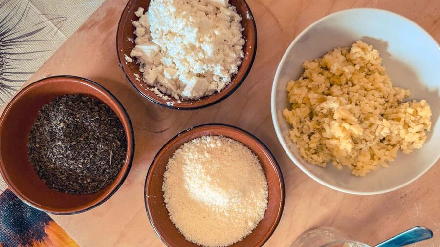 Cagliari: Sardinian Cooking Class with Meal and Drinks - Meeting Damiano and starting with the dough