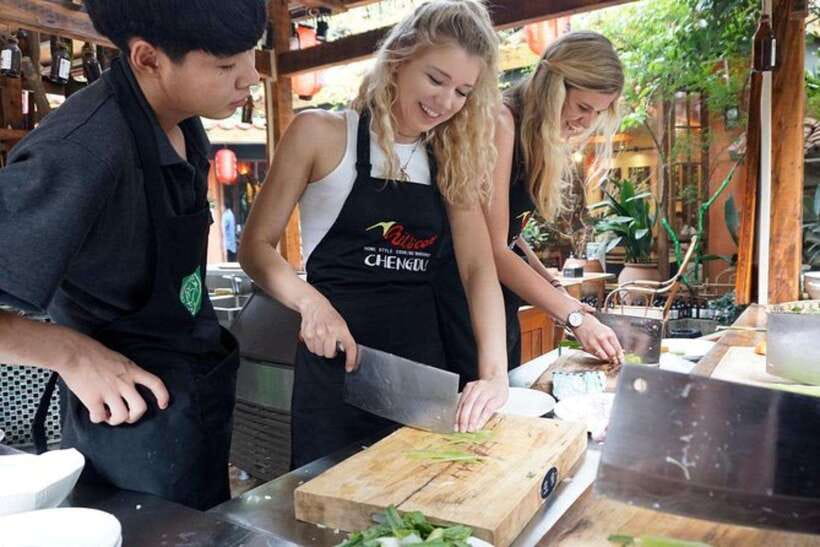 Chengdu: Cooking Class with Fresh Market Half Day Experience - Sichuan tea and a pause before the stove