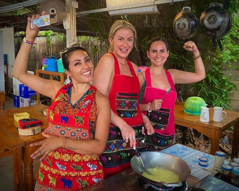 Chiang Mai: Cooking Class, Market & Thai Herbs Garden Tour - Making curry paste with a mortar and pestle