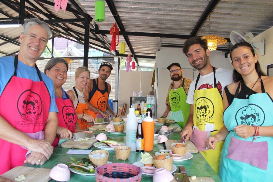 Chiang Mai: Half Day Morning Cooking Class with Market Tour - Pickup, Kad Kom Market, and the Nimman Catch