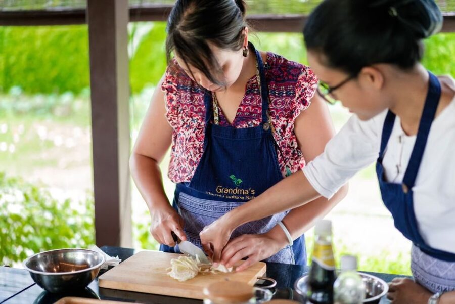 Chiang Mai: Local Northern Thai Cooking Class at Grandma's - The dessert session and coconut work