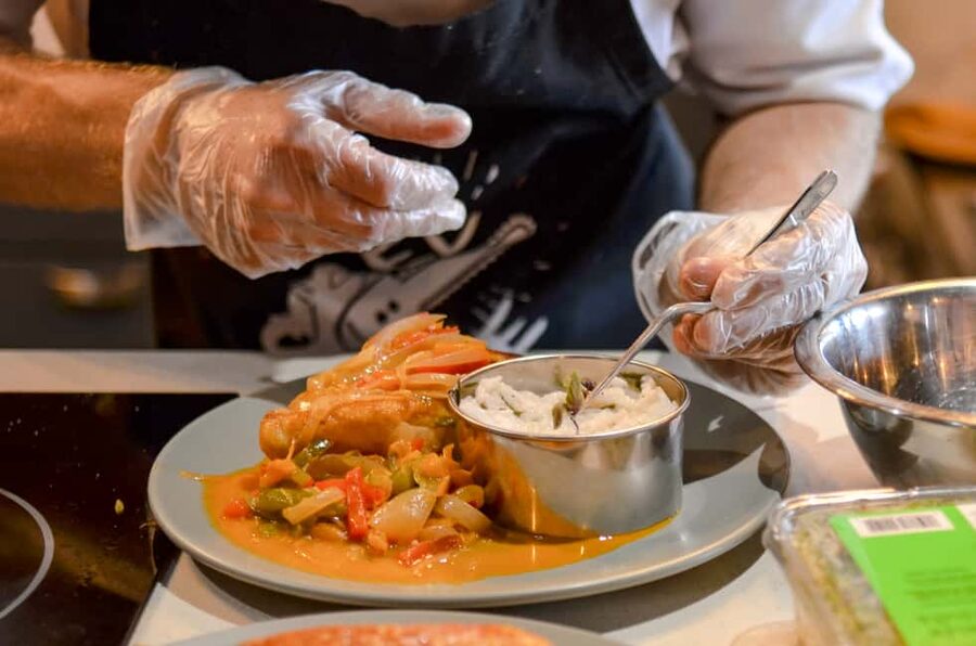 'Chillo al Coco' Cooking Class & Taino Concept store - Preparing the fish before the coconut sauce