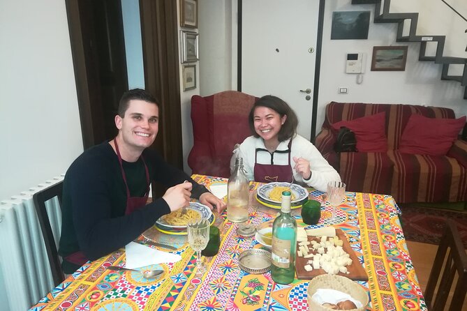 Cooking Class in a Sicilian countryhouse - A welcome glass of Sicilian wine
