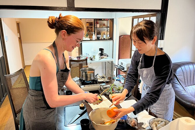 Cooking Class: Make a Local Delicacy in a Japanese House - Choosing ramen or onigiri instead