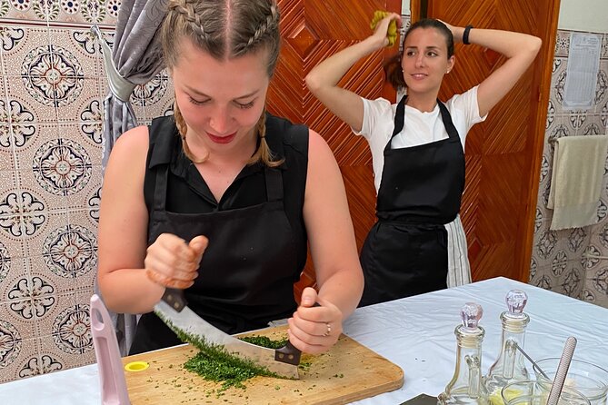 Cooking class with Yassine & Mom - Hands-on work with spices and salads