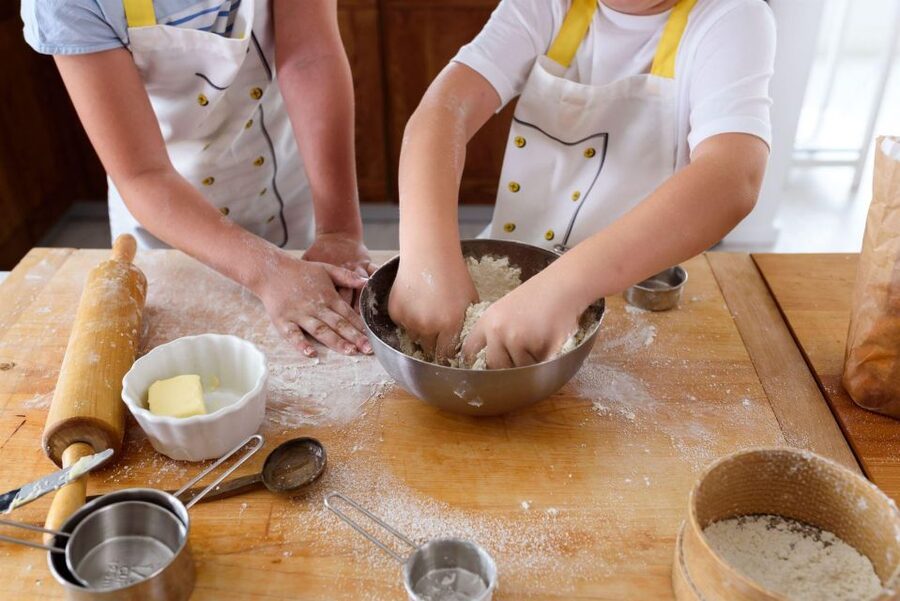 Cooking Lesson: Neapolitan pasta homemade - Rolling pasta by hand on Spaccanapoli