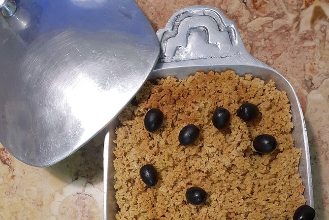 Cooking Workshop in Cascais (group of 4 min) - A Portuguese dinner that begins in a family kitchen