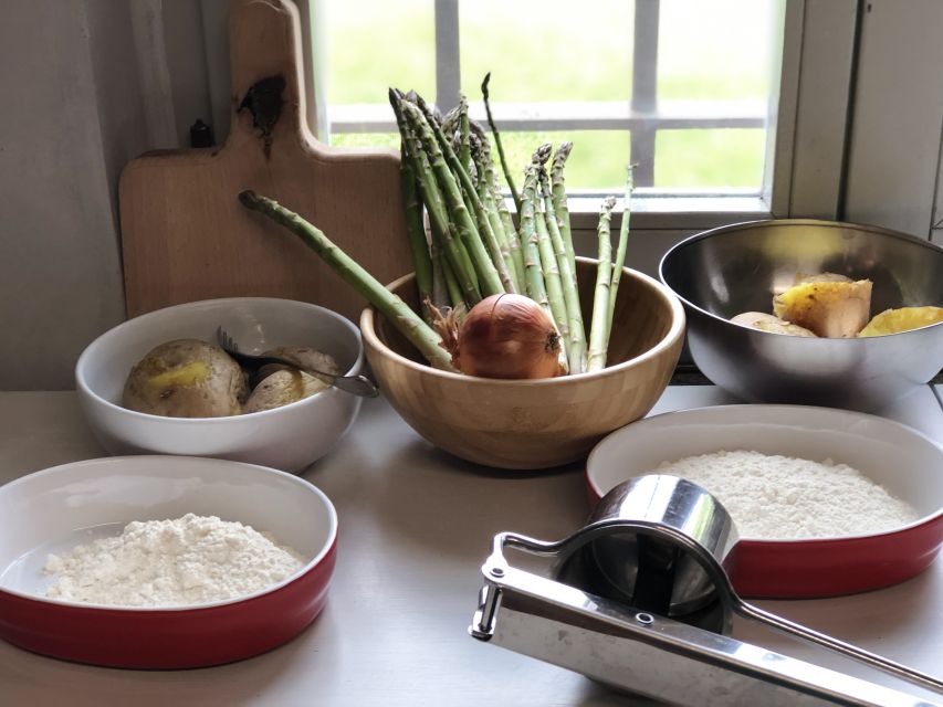 Cortona: Pasta and Pizza Cooking Class - The meal begins in the kitchen