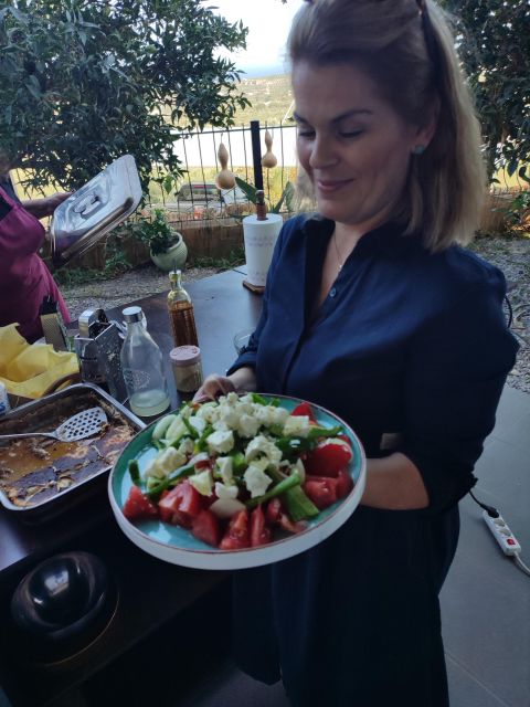 Crete: Cooking classes. Based on Cretan cuisine - Tzatziki and a proper Greek salad
