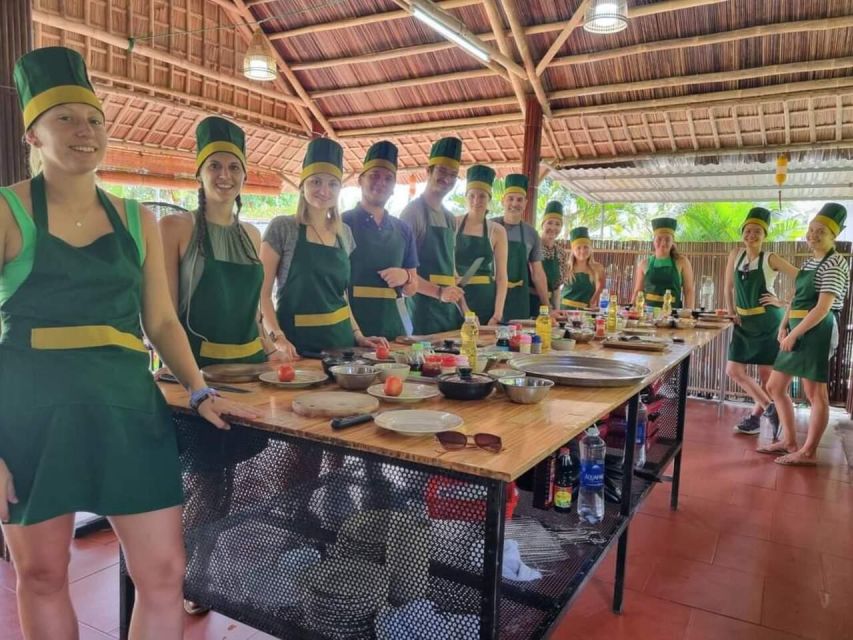 Da Nang: Cooking Class and tasting Pho with Local Girl - Building a bowl of Vietnamese pho