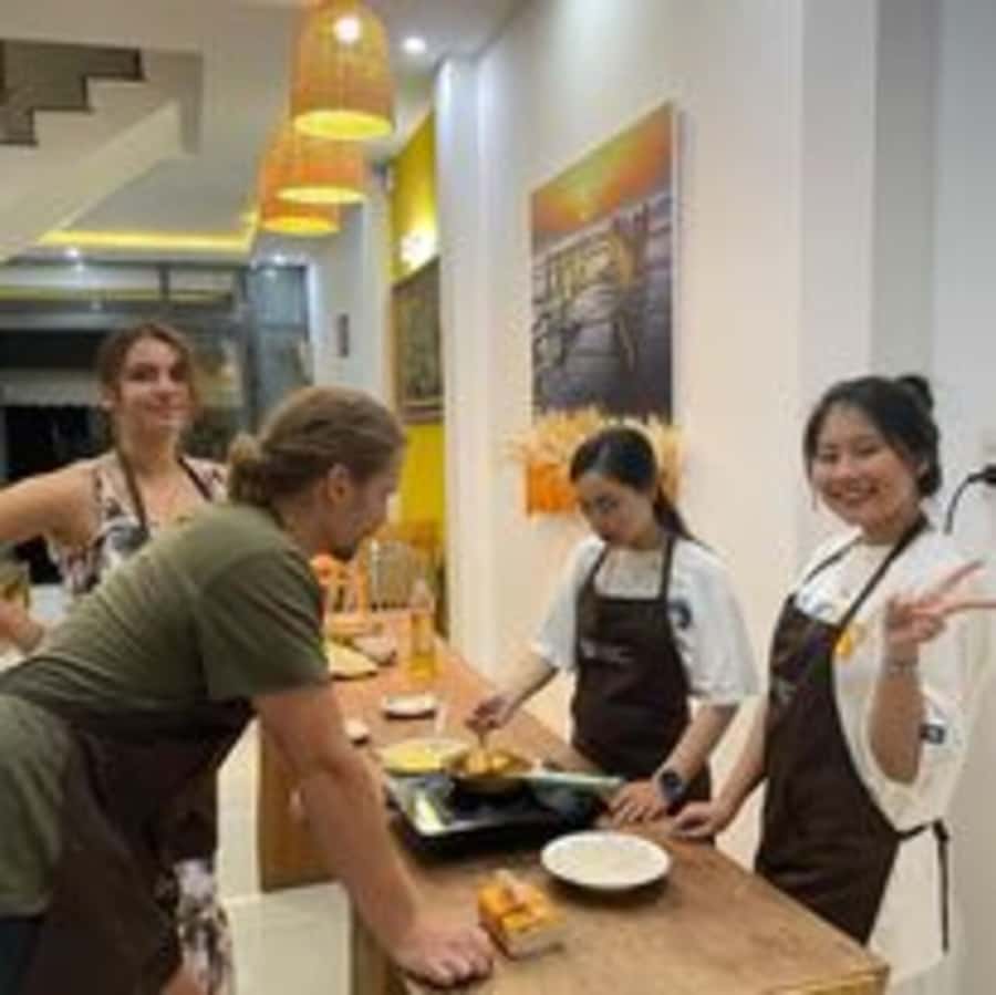 Da Nang: Traditional Cooking Class and Pho with Local Girl - Building a bowl of Vietnamese pho