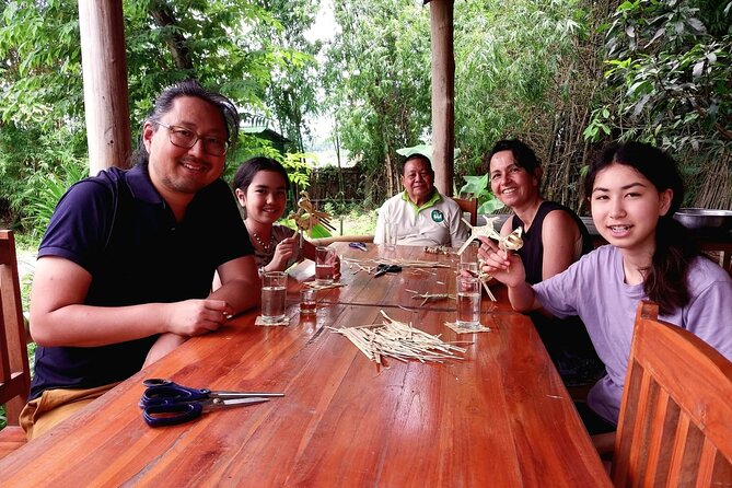 Day-time Bamboo weaving & Cooking Classes join-in - Weaving a small bamboo souvenir