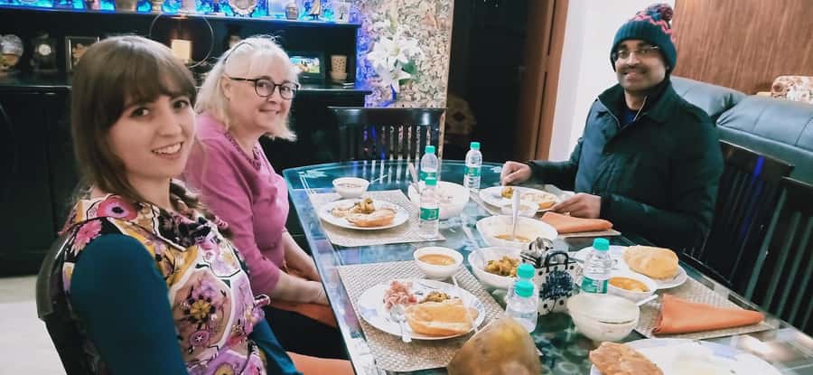 Delhi: AI Cooking Class and Much More in a Local Family Home - Chai, dessert, and a meal around the table