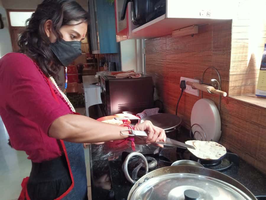 Delhi: AI Cooking Class and Much More in a Local Family Home - Hindi lessons, games, and the extras at home