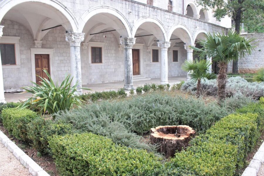 Dubrovnik: Private Cooking Experience with Wine Tasting - Guides, group size, and the personal feel
