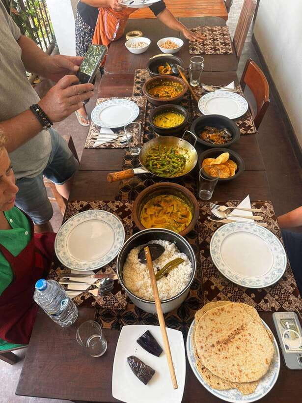 Ella: Sri Lankan Authentic Cooking expirience - Cracking coconuts and making fresh coconut milk