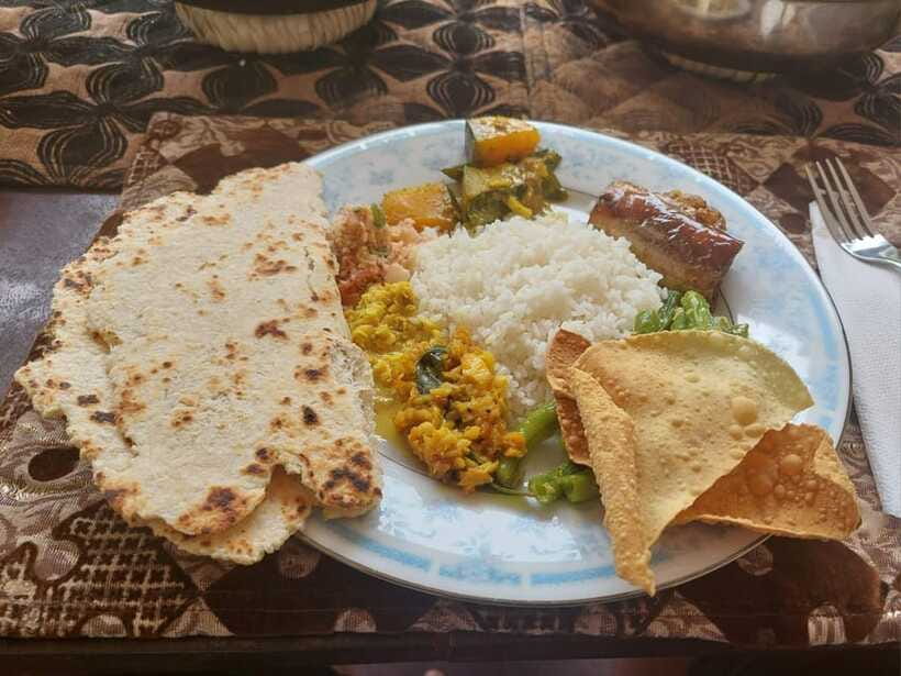 Ella: Sri Lankan Authentic Cooking expirience - Building a plate of rice and curries