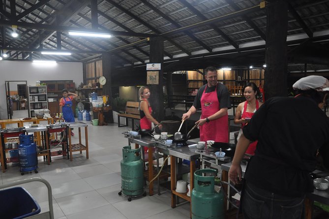 Evening Cooking Class in Organic Farm with Local Market Tour - Why this evening class works so well in Chiang Mai