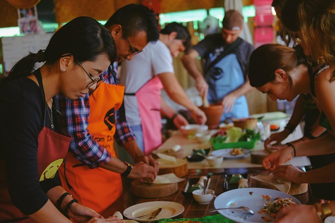 Evening Thai cooking class - Making curry paste from scratch