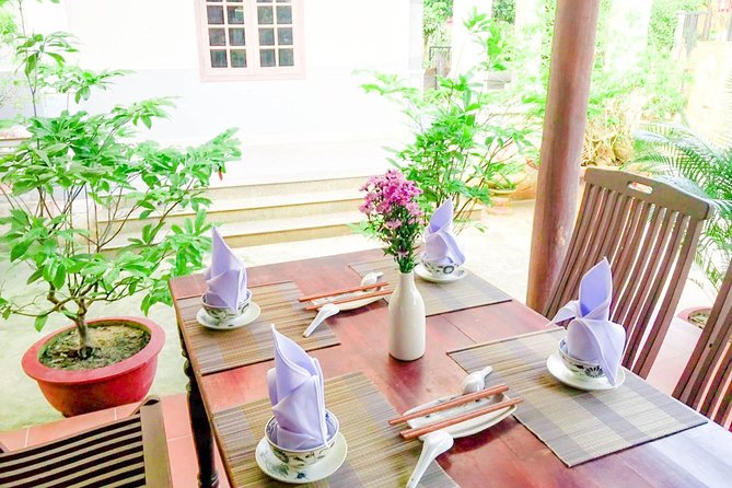 Farmer & cooking class package - Starting in Tra Que Village with the family garden