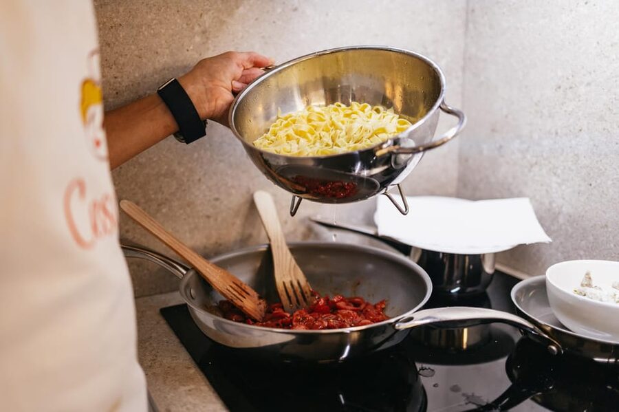 Florence: Pasta and Tiramisu Cooking Class with Local Host - Cooking pasta in a Florentine home