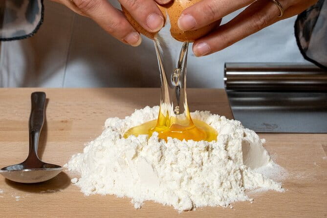 Florence: Pasta & Tiramisu Cooking Class with Unlimited Wine - Making pasta in the heart of Florence