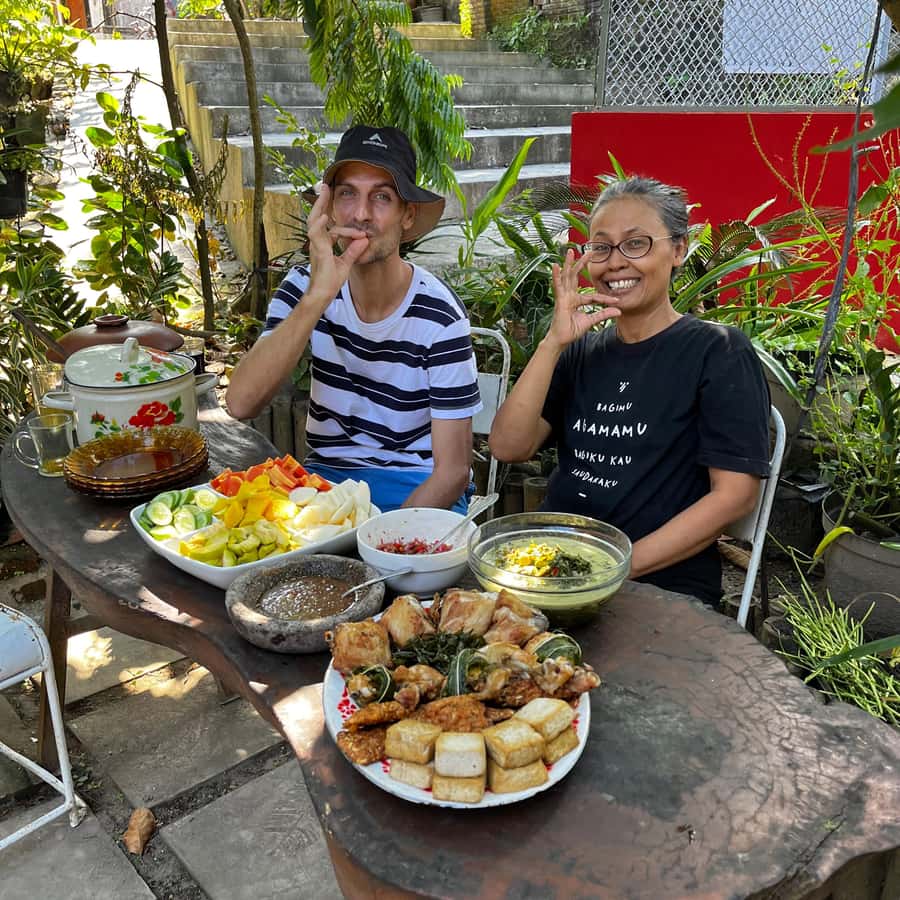 From Garden to Table: Indonesian Cooking Class in Yogyakarta - Welcome drinks set the tone