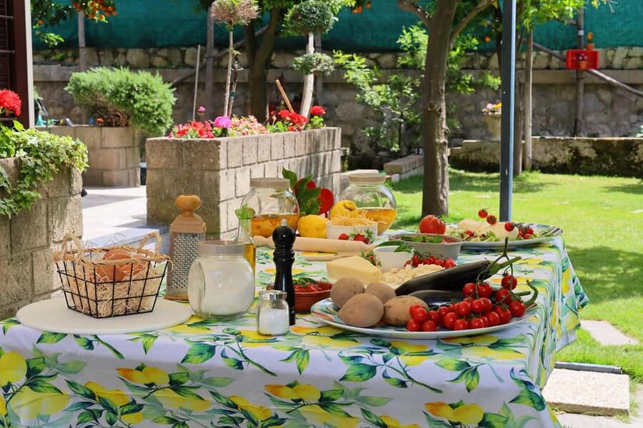 From Sorrento to Meta: cook with a local family and enjoy the garden!! - Eating lunch or dinner in the garden