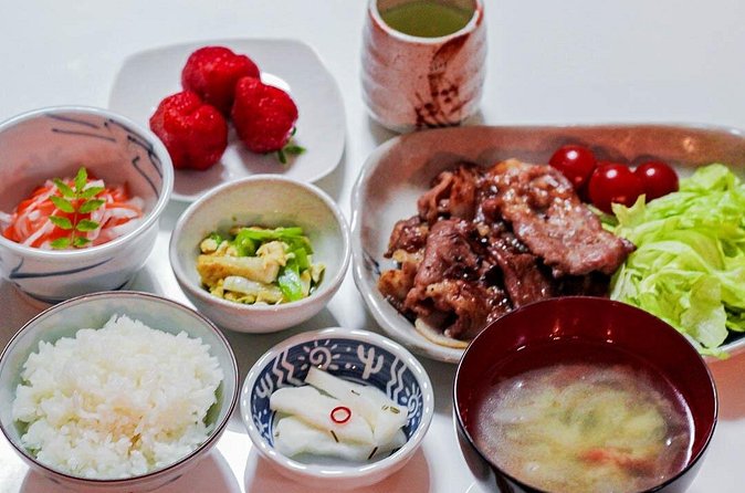 Fukuoka Japanese Home Cooking: Ginger Pork - How the small group changes the experience