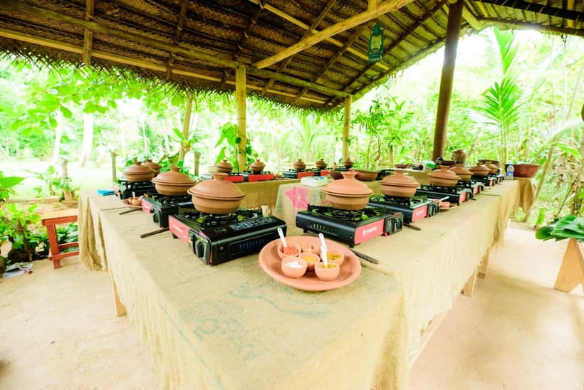 Galle: Sri Lankan Cuisine Cooking Experience - Eating on a banana leaf with the host family