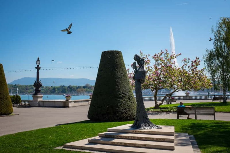 Geneva: City Tour and Fondue Cooking Class, Swiss Folklore - Yodelers, Alpine melodies, and the chalet setting