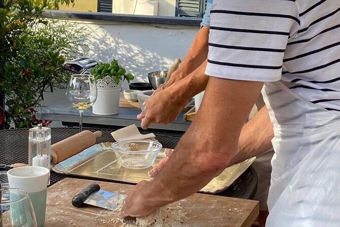 Genoa: Hands-On Home cooking Class Pasta Pesto and more with wine - Finding the home and handling the stairs