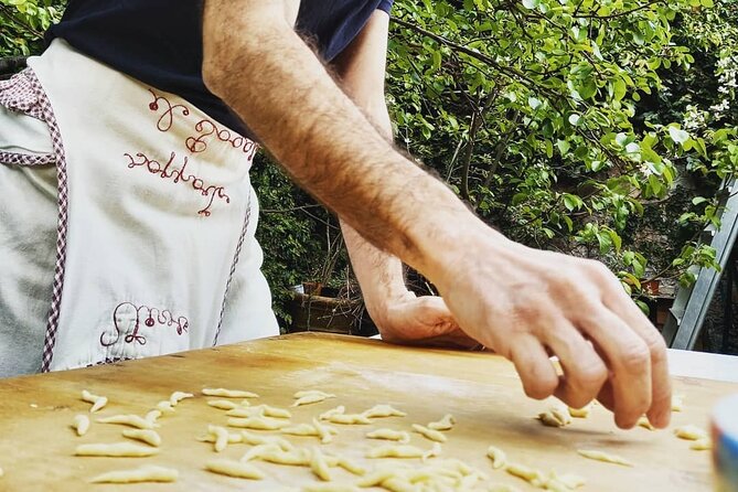 Genoese cooking lesson in the with lunch in the terrace - Grinding pesto the old-fashioned way