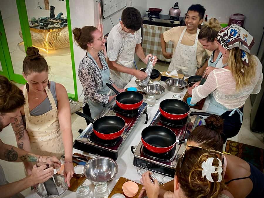 Gili air: Kaktus traditional cooking class - The first step: turning fresh coconut into milk