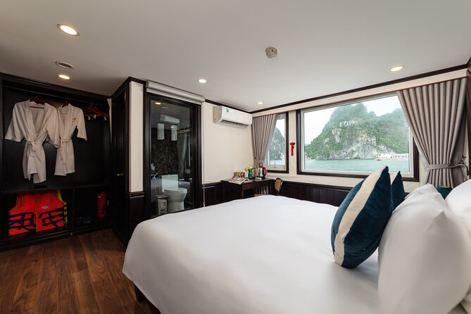 Halong Bay 2-Day Deluxe Cruise Tour including Kayaking and Cooking Demonstration - Sung Sot Cave and its steep stone approach